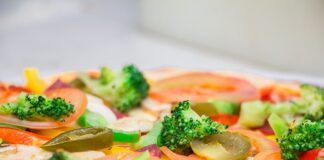 Jakie dodatki do wzorzystej sukienki?