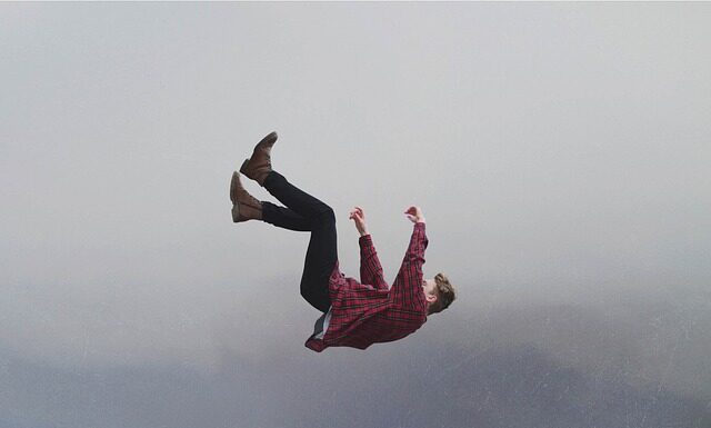 Czy zakładać coś pod koszulę?