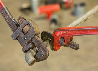 Jak zapiąć zegarek na bransolecie?