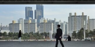 Jak założyć kopertowa sukienka?