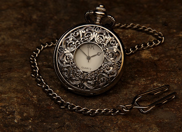 Czy srebrny zegarek pasuje do złotej biżuterii?