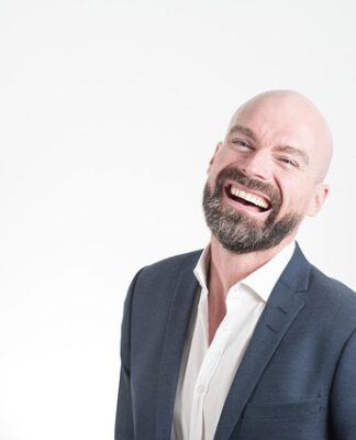 Do czego nosić różowa marynarkę?