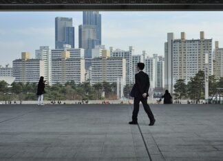 Jak założyć body przez głowę?