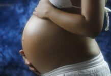 Jak założyć pas ciążowy w aucie?