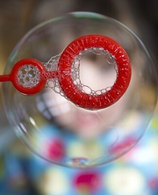 Jak zrobić płyn do dużych baniek mydlanych?